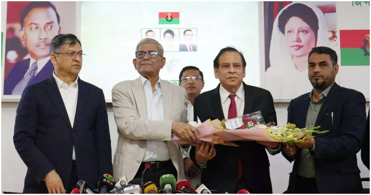 গুলশানে বিএনপি চেয়ারপারসনের রাজনৈতিক কার্যালয়ে দলটির মহাসচিব মির্জা ফখরুল ইসলাম আলমগীর সোমবার বেলা সাড়ে ১১টার দিকে রেজাকে ফুল দিয়ে বরণ করে নেন। ছবি: বিএনপির মিডিয়া সেল